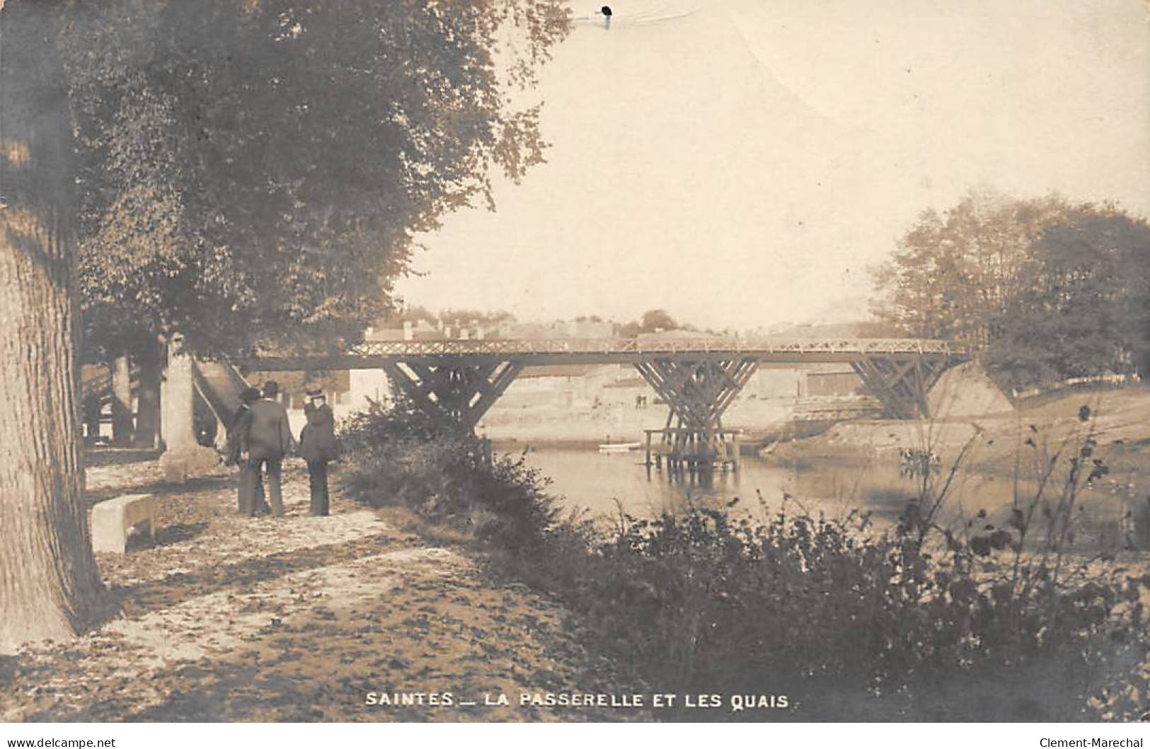 SAINTES - La Passerelle Et Les Quais - état - Saintes