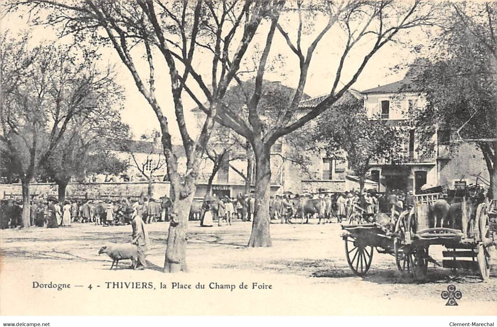 THIVIERS - La Place Du Champ De Foire - Très Bon état - Thiviers