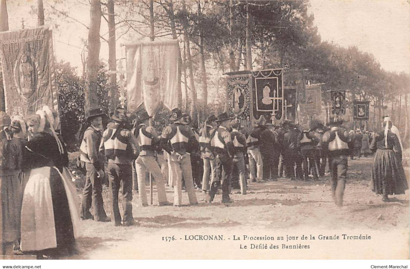 LOCRONAN - La Procession Au Jour De La Grande Troménie - Le Défilé Des Bannières - Très Bon état - Locronan