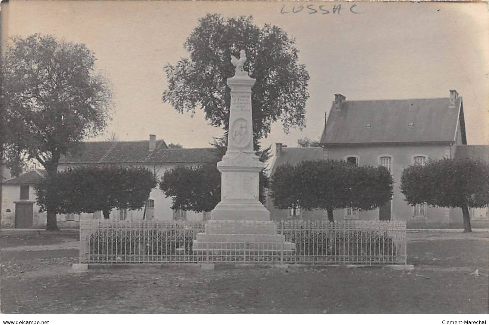 LUSSAC - Monument Aux Morts - Très Bon état - Andere & Zonder Classificatie