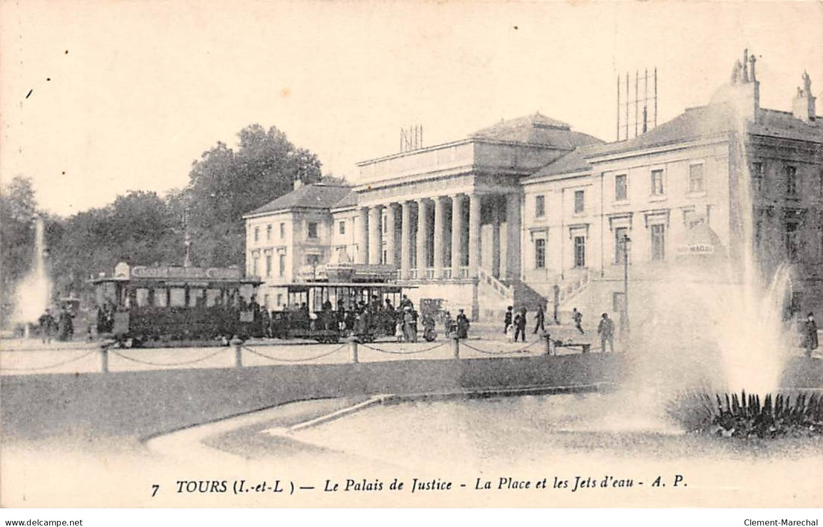 TOURS - Le Palais De Justice - La Place Et Les Jets D'eau - Très Bon état - Tours