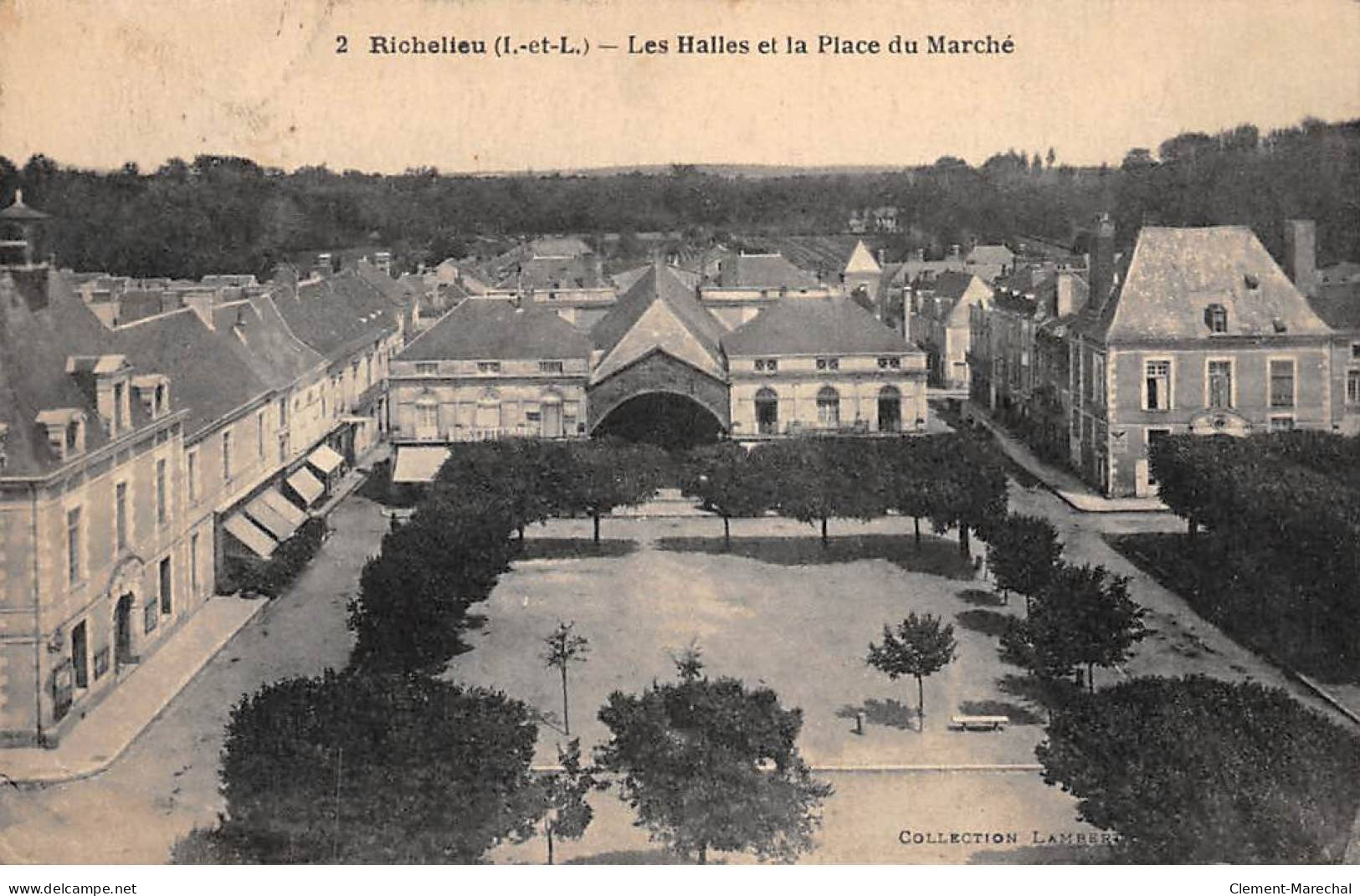 RICHELIEU - Les Halles Et La Place Du Marché - Très Bon état - Autres & Non Classés