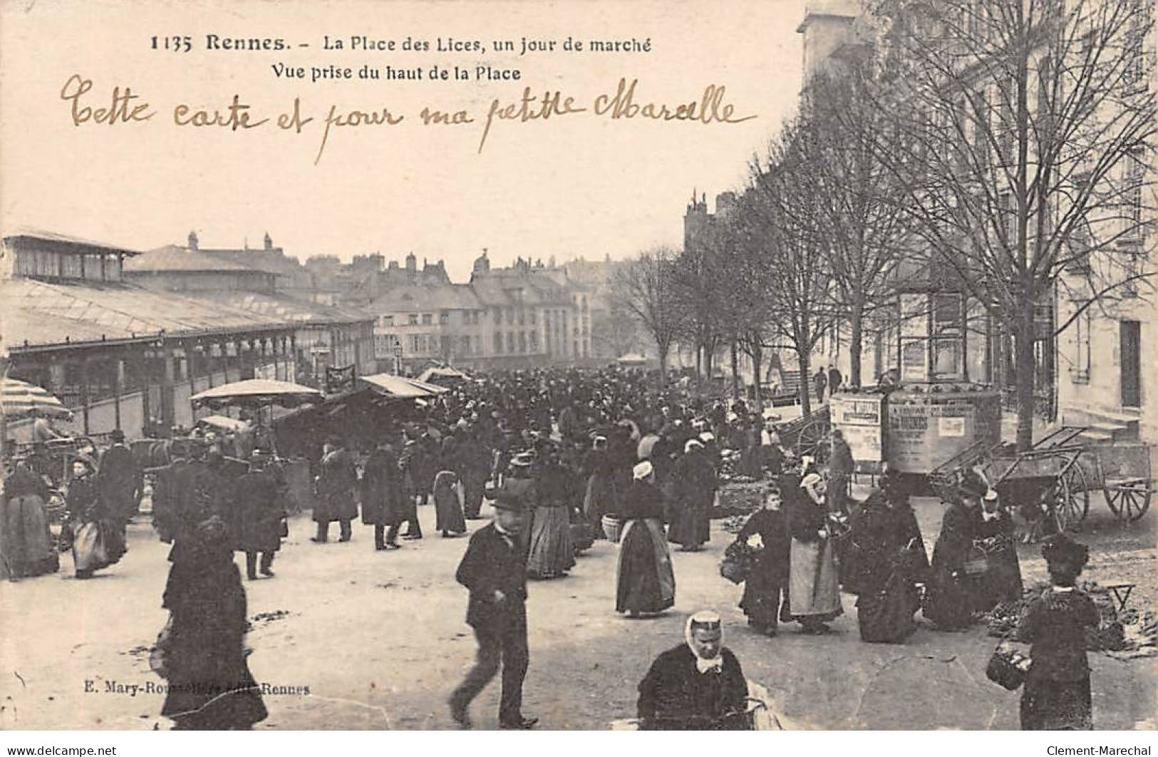 RENNES - La Place Des Lices, Un Jour De Marché - Vue Prise Du Haut De La Place - Très Bon état - Rennes