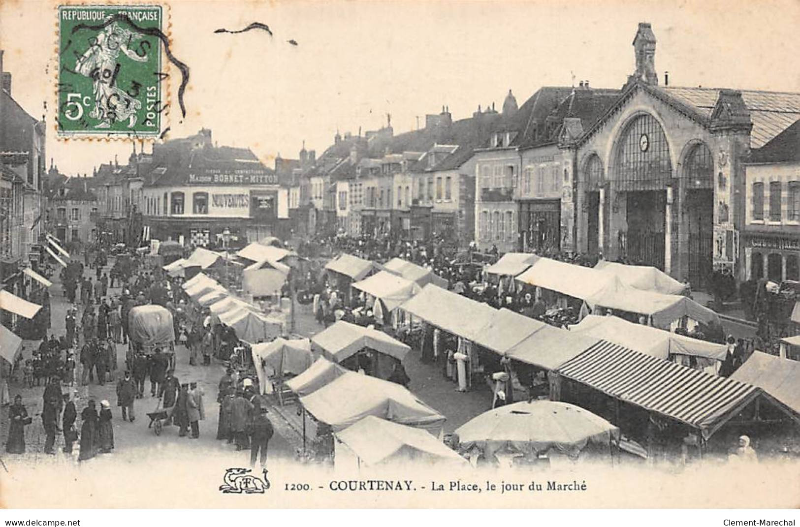COURTENAY - La Place, Le Jour Du Marché - Très Bon état - Courtenay