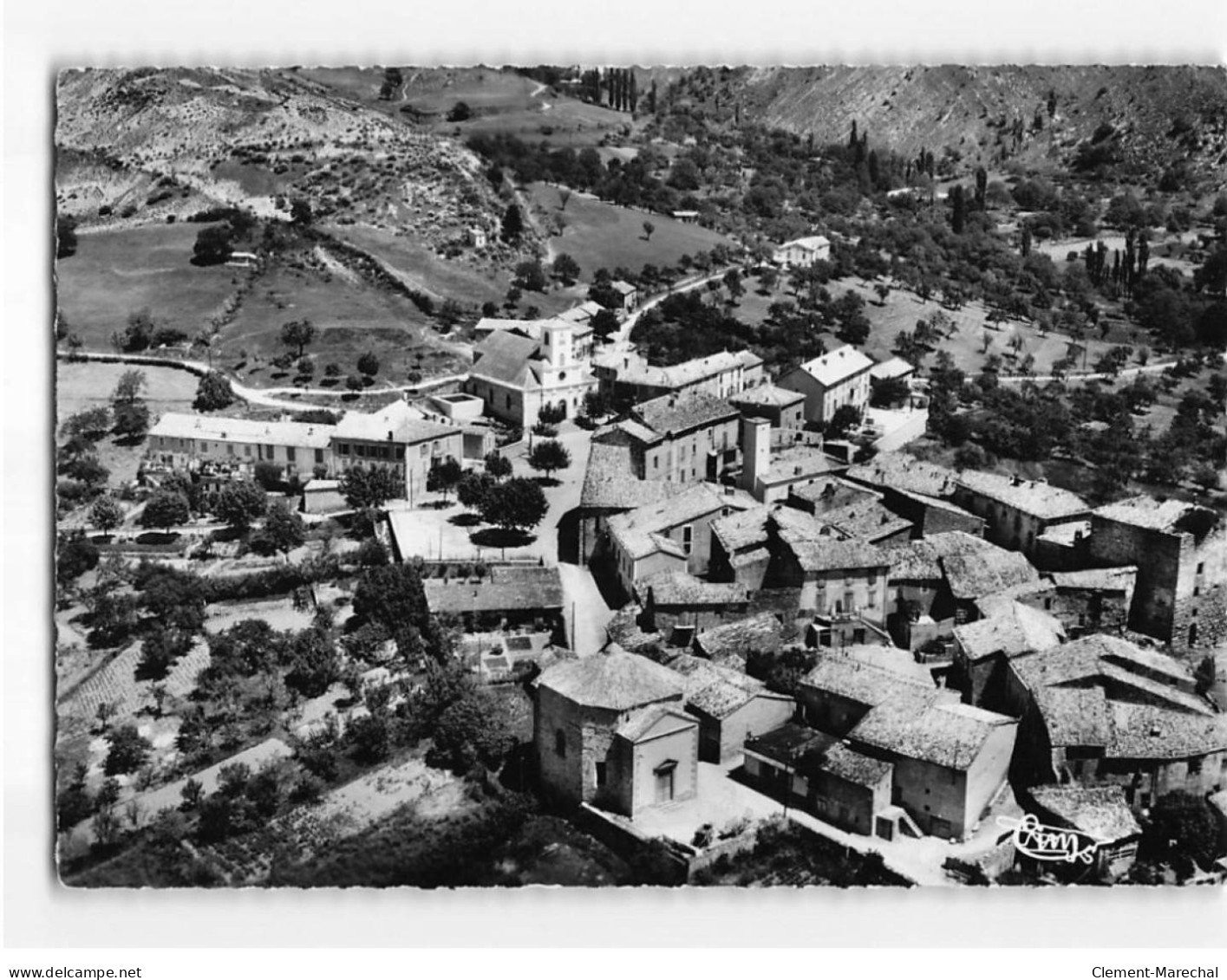 ROSANS : Vue Aérienne Sur Le Centre Du Village, Au Centre, L'Eglise, Au Premier Plan, Le Temple - Très Bon état - Autres & Non Classés