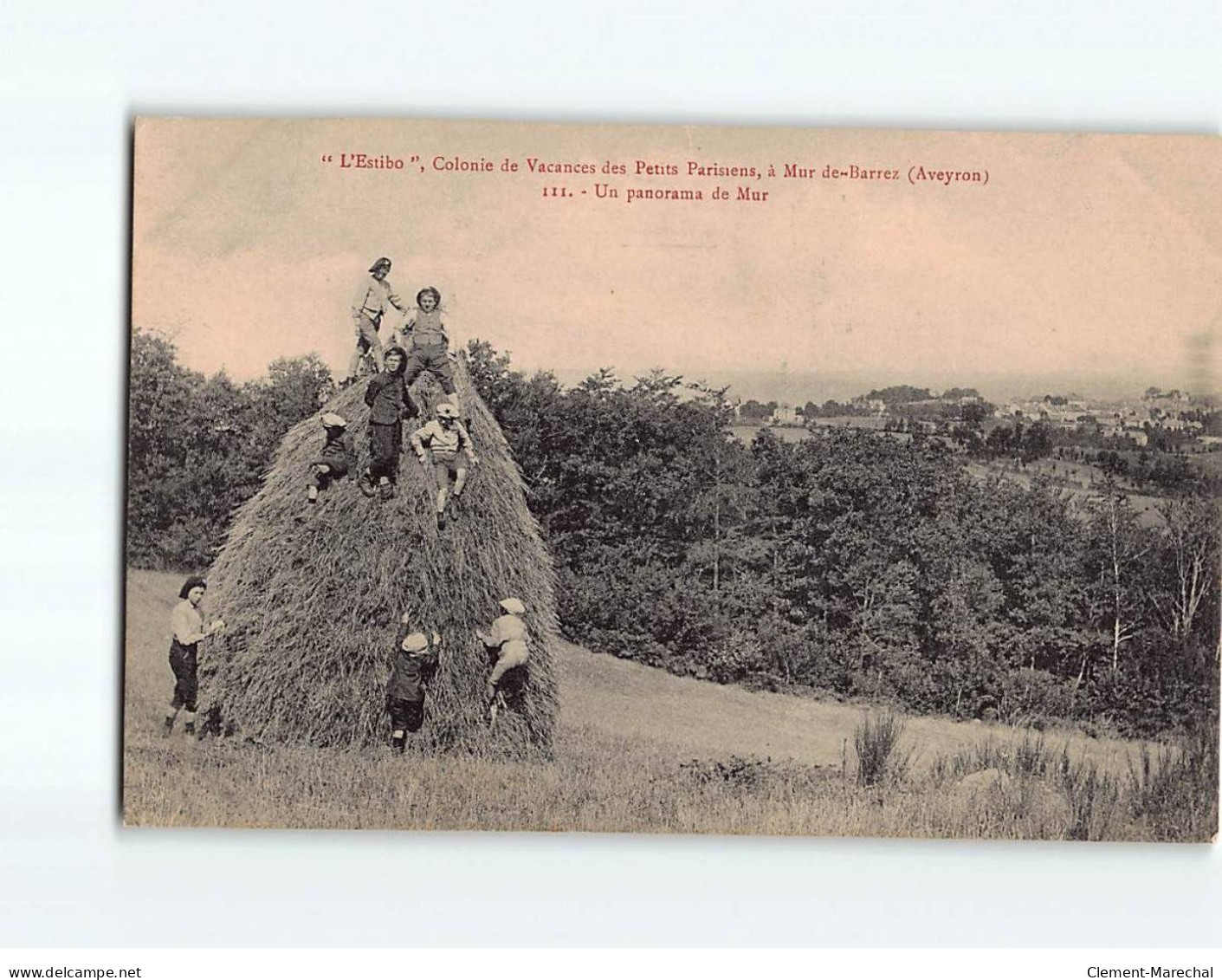 L'ESTIBO : Colonie De Vacances Des Petits Parisiens à Mur-de-Barrez, Un Panorama De Mur - Très Bon état - Andere & Zonder Classificatie