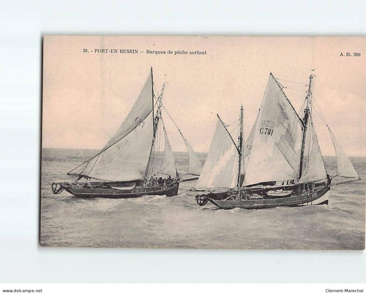 PORT EN BESSIN : Barques De Pêche Sortant - Très Bon état - Port-en-Bessin-Huppain