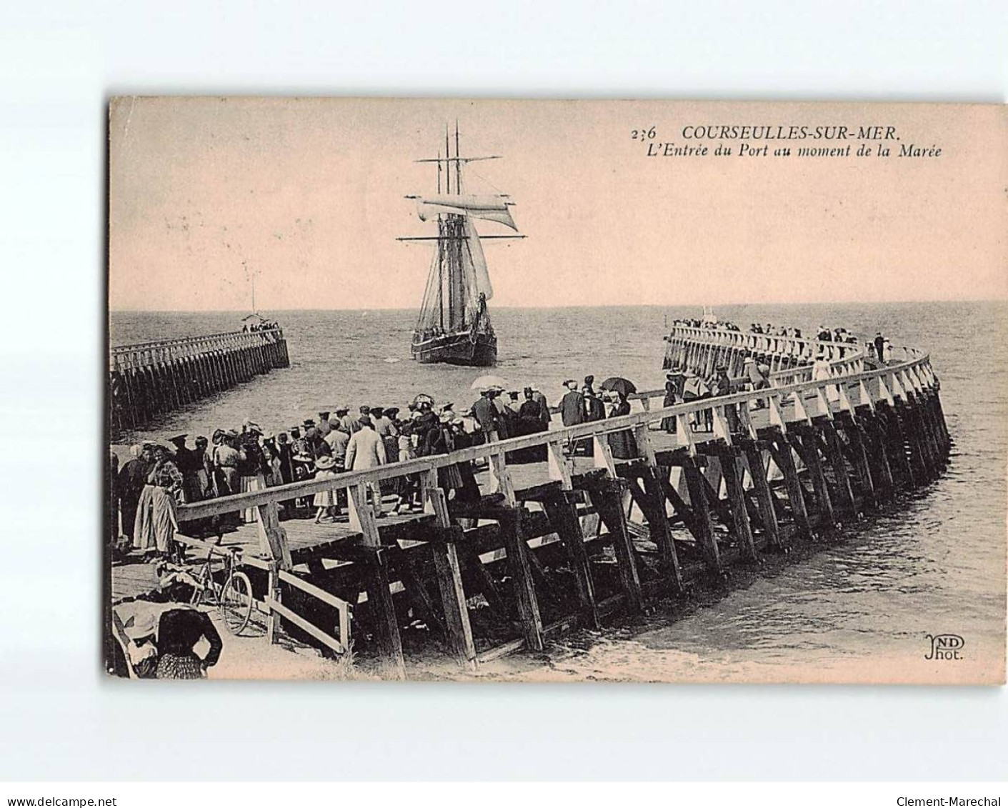 COURSEULLES SUR MER : L'Entrée Du Port Au Moment De La Marée - Très Bon état - Courseulles-sur-Mer