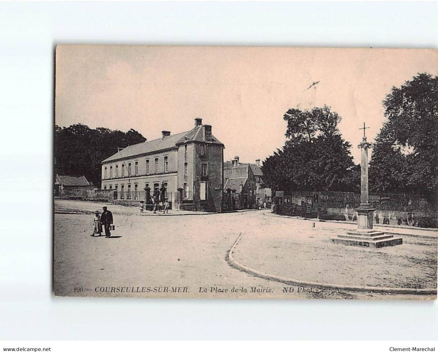 COURSEULLES SUR MER : La Place De La Mairie - Très Bon état - Courseulles-sur-Mer