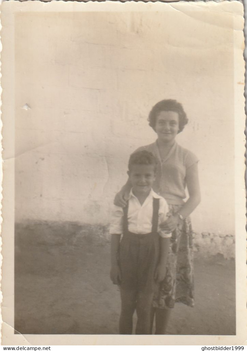 JEWISH JUDAICA  ISRAEL FAMILY ARCHIVE SNAPSHOT PHOTO FEMME BOY  6X8.6 Cm. - Personas Anónimos