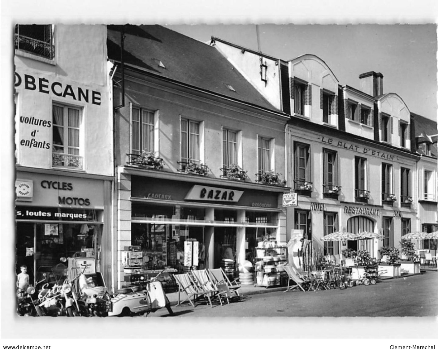 BROU : Place Des Halles - Très Bon état - Autres & Non Classés