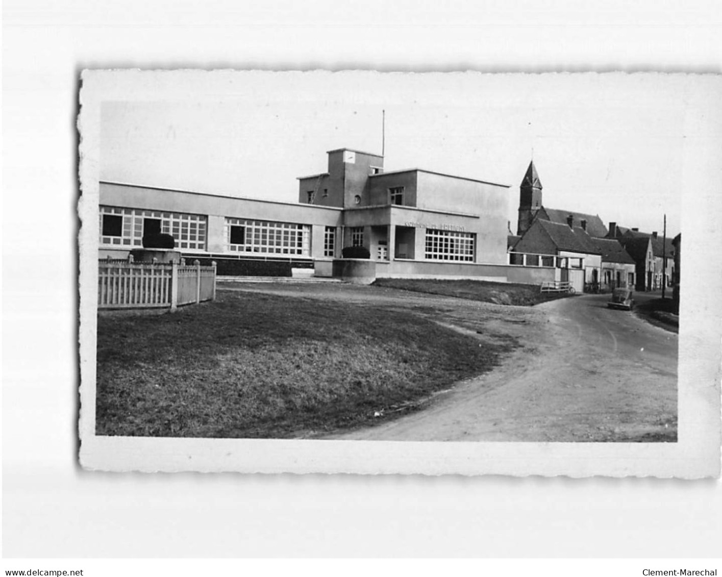 FRETIGNY : Entrée Du Bourg, Le Groupe Scolaire, La Mairie Et L'Eglise - Très Bon état - Other & Unclassified