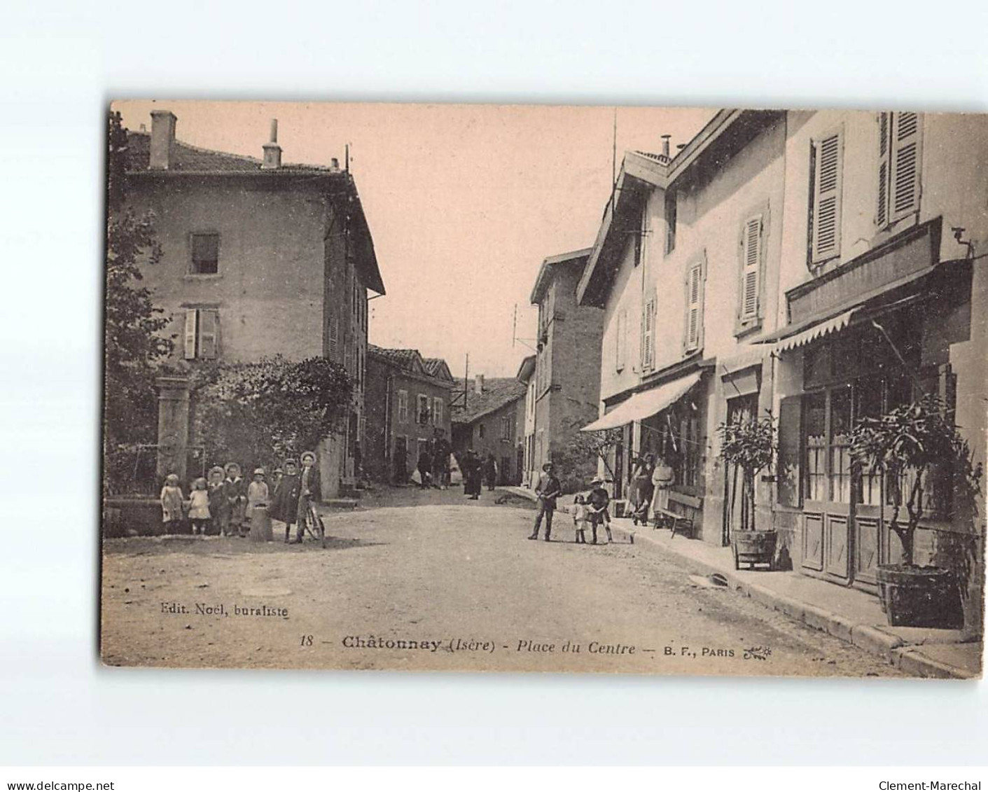 CHATONNAY : Place Du Centre - Très Bon état - Châtonnay