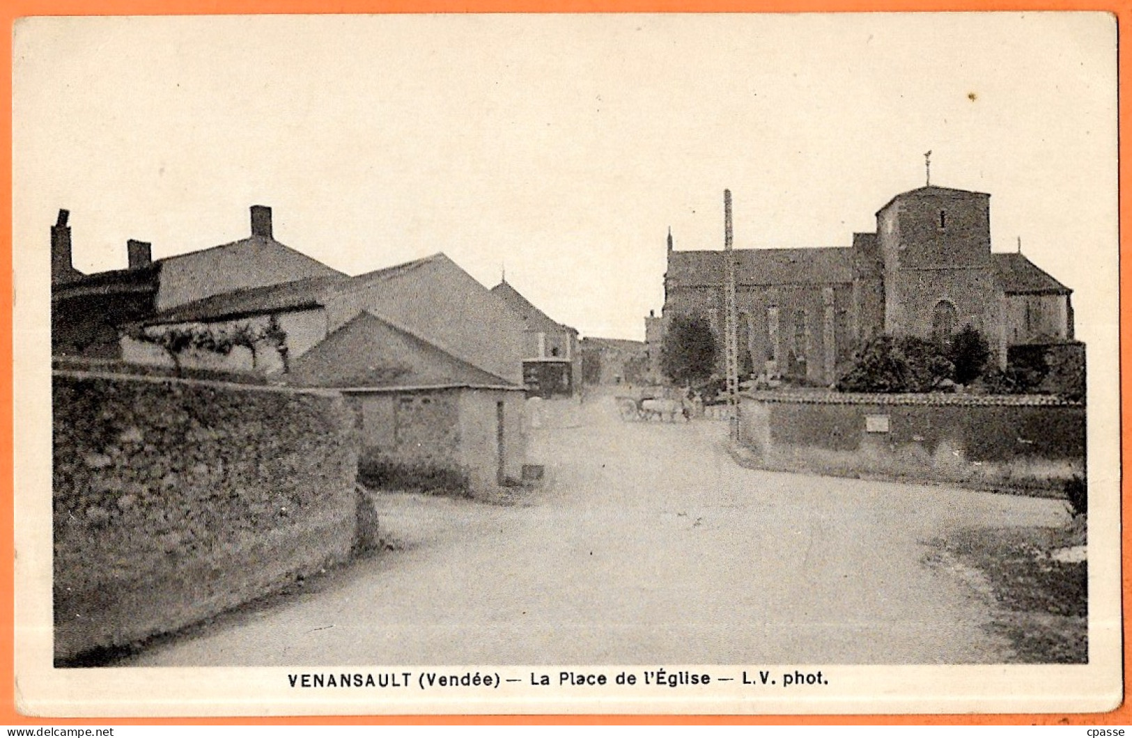 CPA 85 VENANSAULT Vendée - La Place De L'Eglise ° L.V. Phot - Sonstige & Ohne Zuordnung