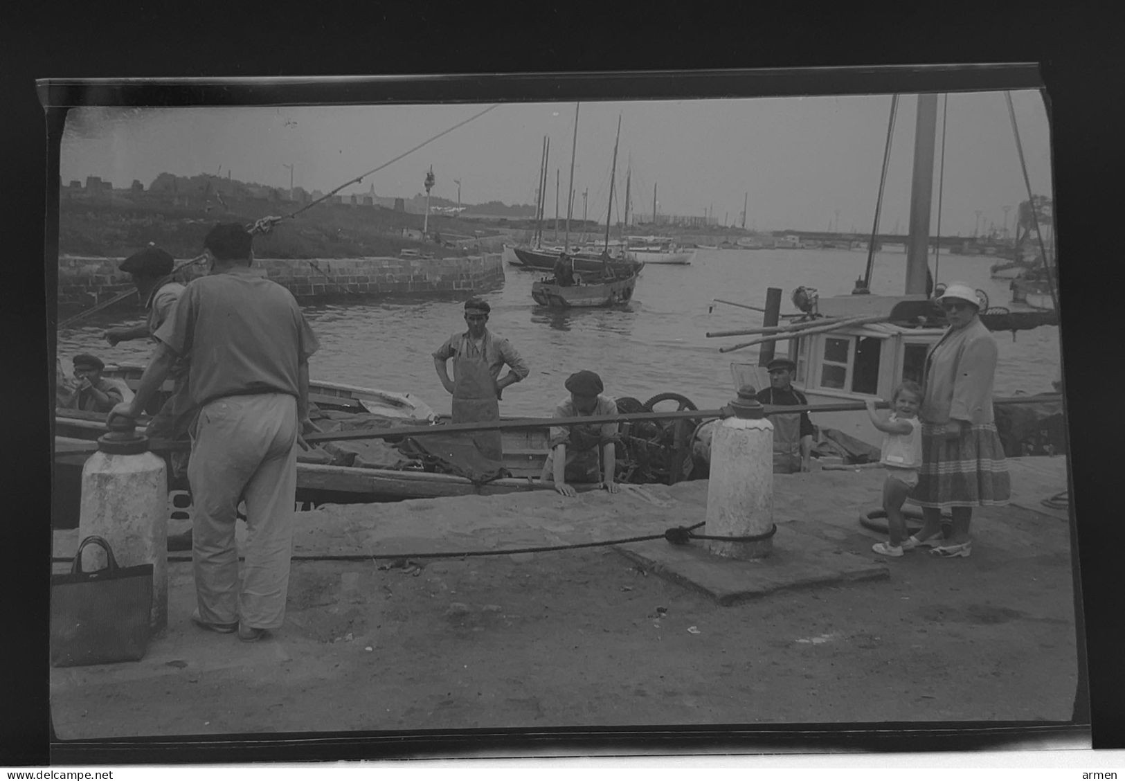 Négatif Film Snapshot  Bateau De Peche Chalutier Pêcheurs Au Quai - Bateaux