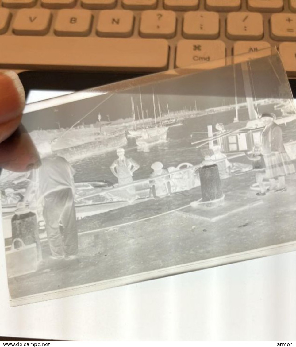 Négatif Film Snapshot  Bateau De Peche Chalutier Pêcheurs Au Quai - Boten