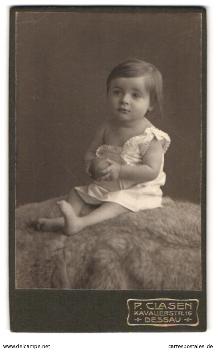 Fotografie P. Clasen, Dessau, Kavalierstrasse 16, Kleinkind Mit Spielball  - Anonyme Personen