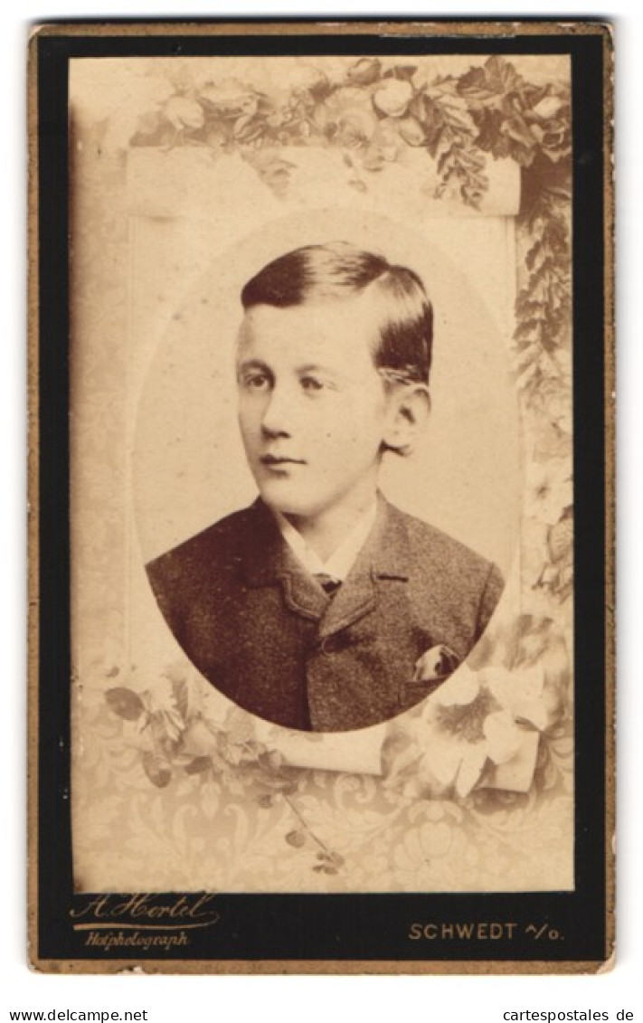 Fotografie A. Hertel, Schwedt A. O., Paradeplatz 111, Junge In Anzug Im Portrait  - Anonyme Personen