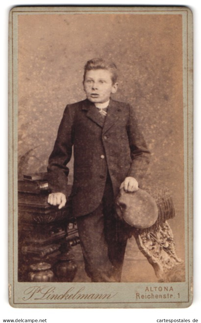 Fotografie P. Linckelmann, Altona, Reichenstrasse 1, Junge Im Anzug Mit Mütze  - Anonyme Personen