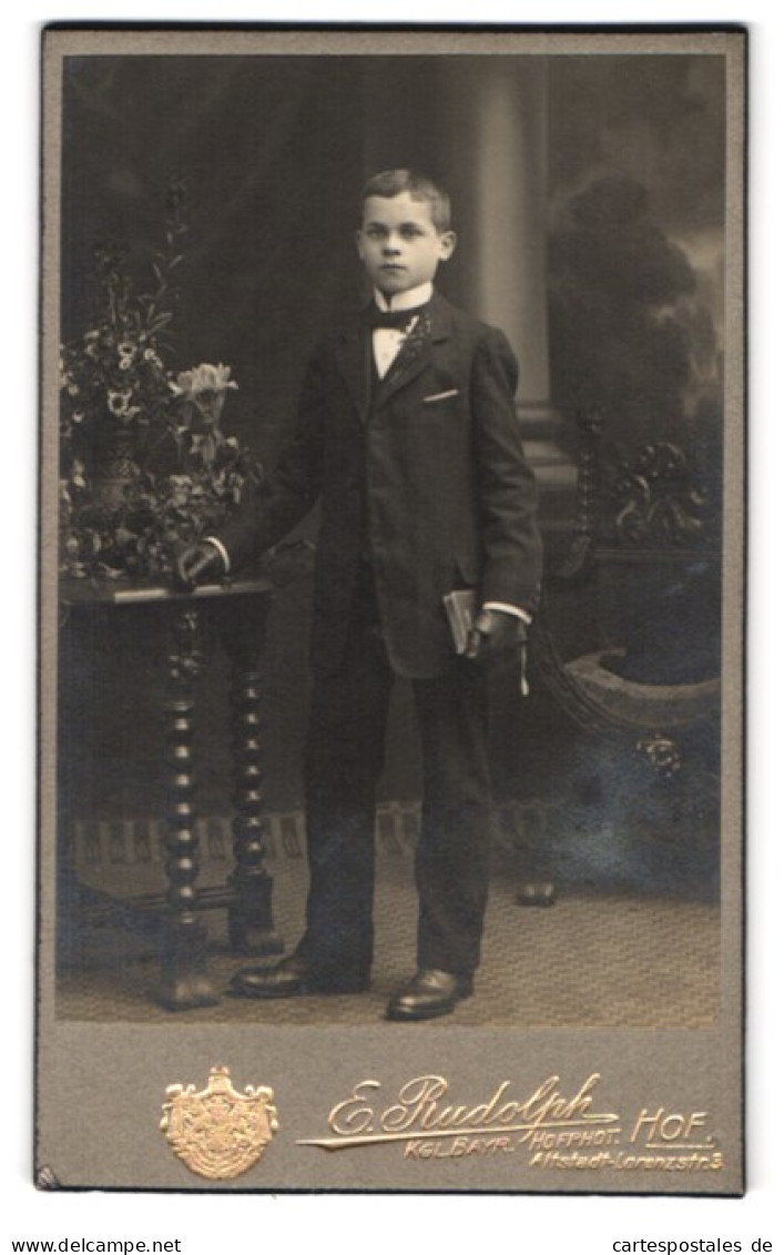 Fotografie Ernst Rudolph, Hof, Altstadt-Lorenzstrasse 3, Junger Bube Am Tisch Stehend  - Anonyme Personen