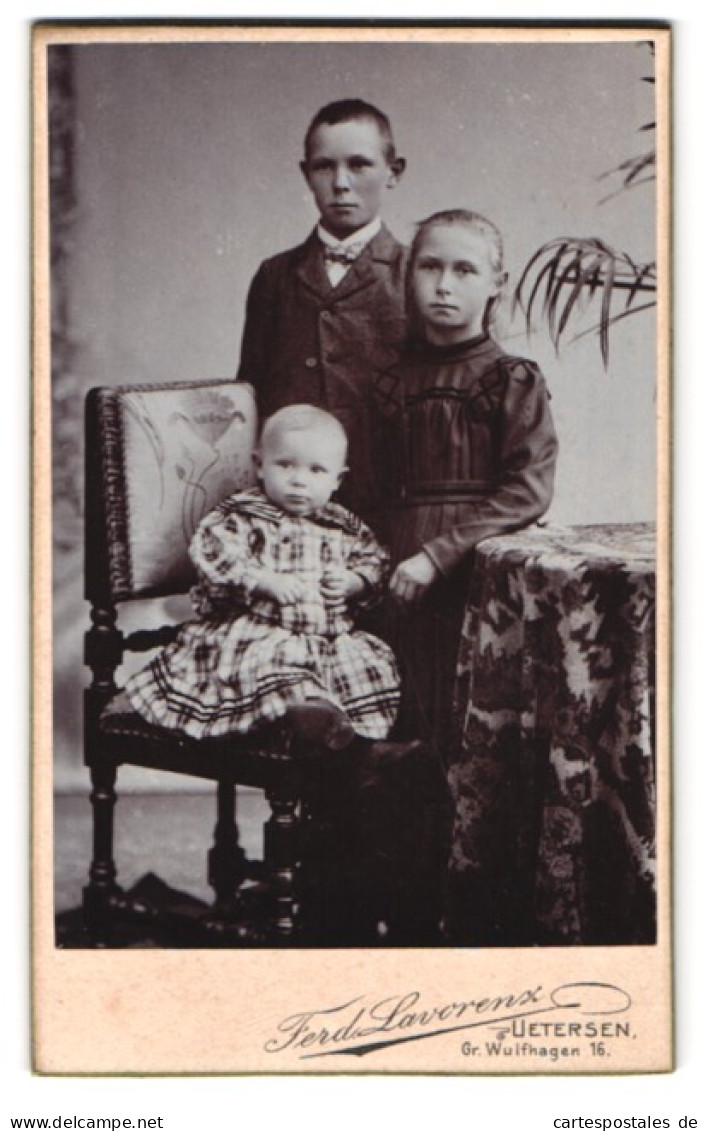 Fotografie Ferd. Lavorenz, Uetersen, Gr. Wulfhagen 16, Portrait Von Drei Kindern  - Personnes Anonymes