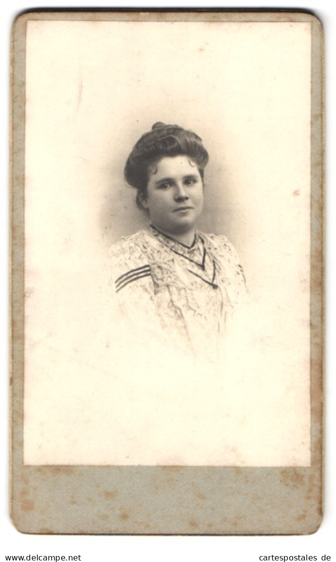 Photo Photographie Du Valois, Crépy, Frau Avec Hochgesteckten Haaren Et Verziertem Oberteil  - Personas Anónimos