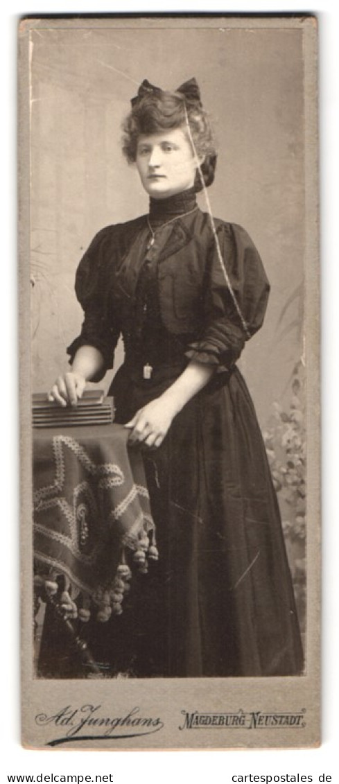 Fotografie Ad. Junghans, Magdeburg-Neustadt, Portrait Junge Dame In Zeitgenössischer Kleidung  - Anonieme Personen