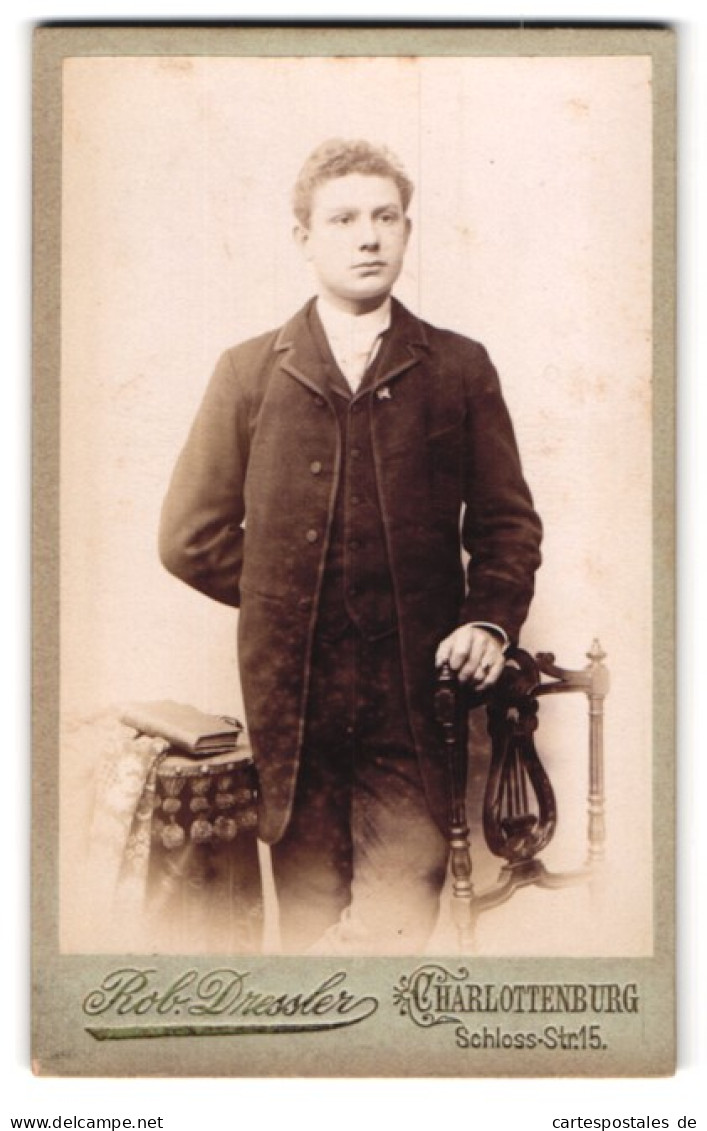 Fotografie R. Dressler, Berlin-Charlottenburg, Schloss-Strasse 15, Portrait Junger Mann In Modischer Kleidung  - Anonyme Personen