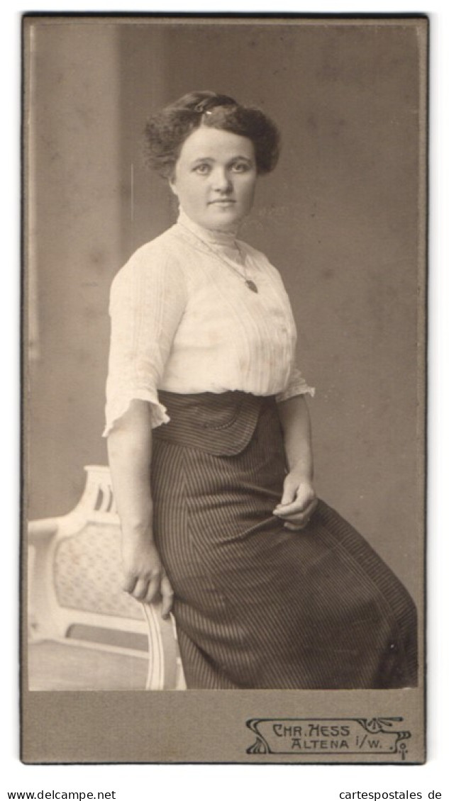 Fotografie Chr. Hess, Altena I /W., Portrait Marie Hüssing In Weisser Bluse Und Rock  - Anonyme Personen