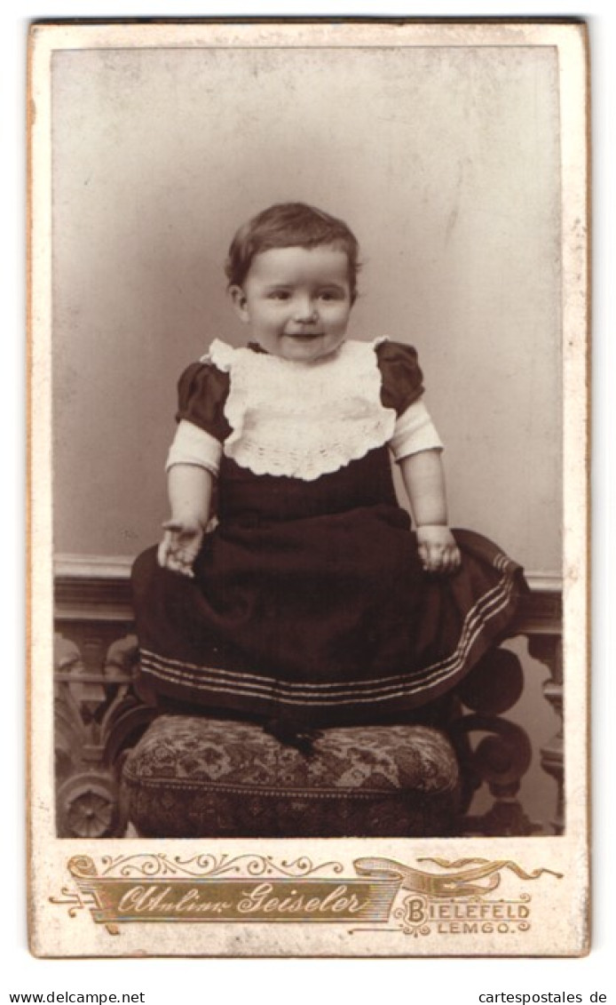 Fotografie Atelier Geiseler, Bielefeld, Portrait Süsses Kleinkind Im Kleid  - Anonyme Personen