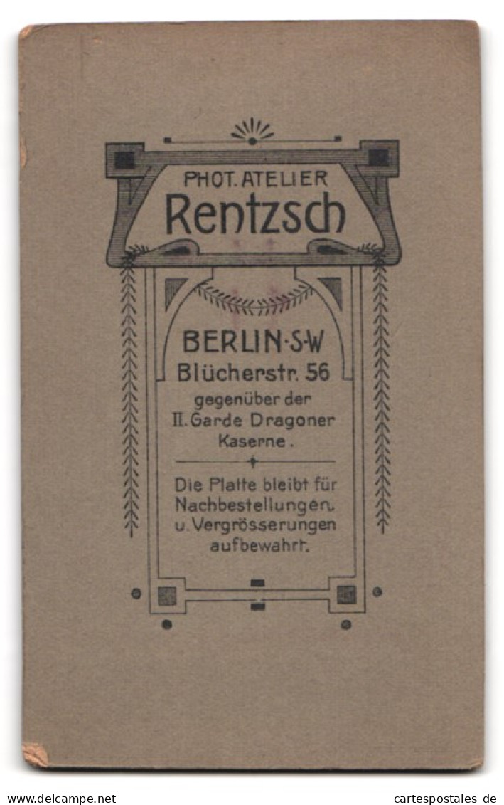 Fotografie Atelier Rentzsch, Berlin-SW, Blücherstrasse 56, Portrait Halbwüchsiger Knabe Im Anzug Mit Einem Buch  - Anonyme Personen