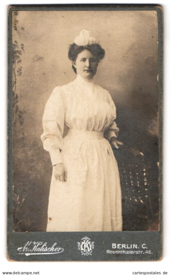 Fotografie M. Kalischer, Berlin-C, Rosenthalerstrasse 45, Portrait Weiss Gekleidete Dame Mit Haube  - Personnes Anonymes