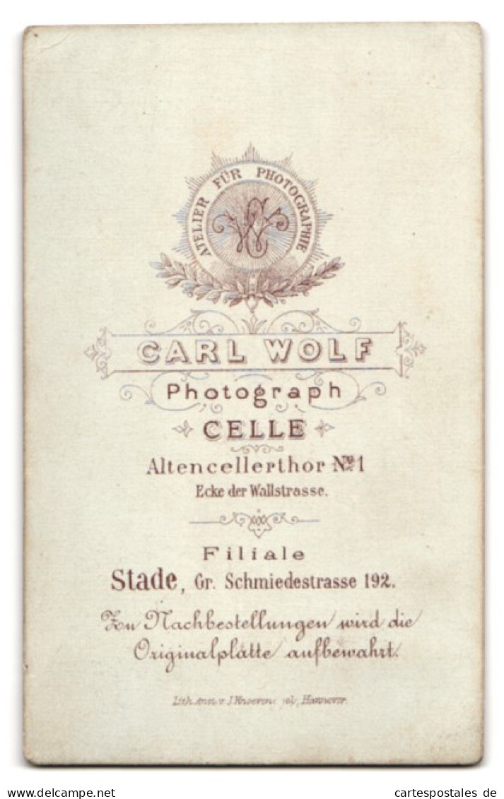 Fotografie Carl Wolf, Celle, Altencellerthor 1, Portrait Stolze Junger Mutter Mit Süsser Tochter Auf Dem Arm  - Anonyme Personen