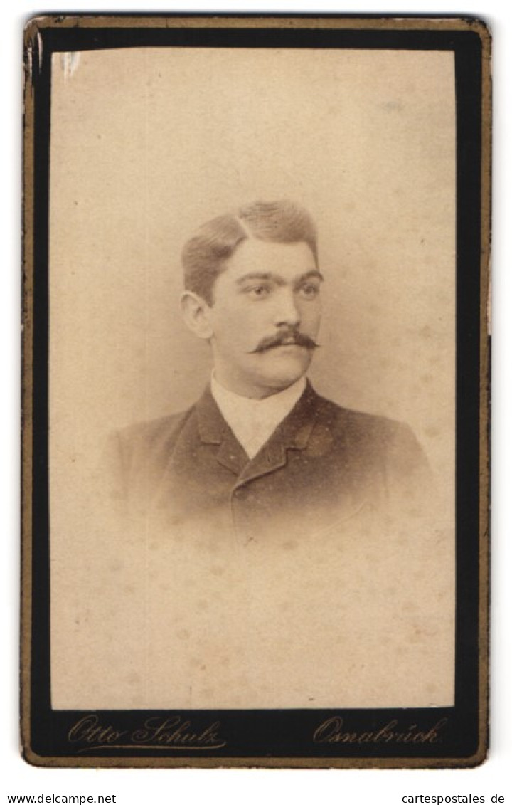 Fotografie Otto Schulz, Osnabrück, Domhof 4a, Portrait Charmanter Junger Mann Mit Schnurrbart  - Anonyme Personen