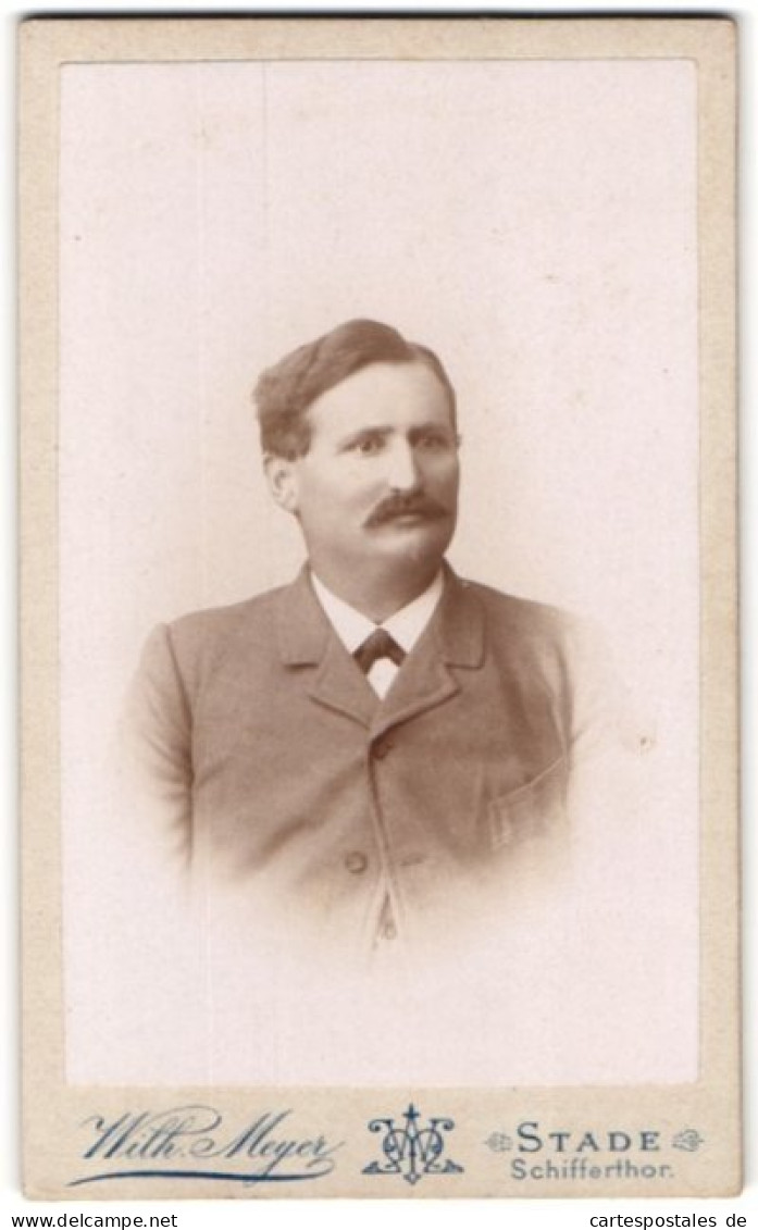 Fotografie Wilh. Meyer, Stade, Schifferthor, Portrait Eines Elegant Gekleideten Mannes Im Jackett  - Anonyme Personen