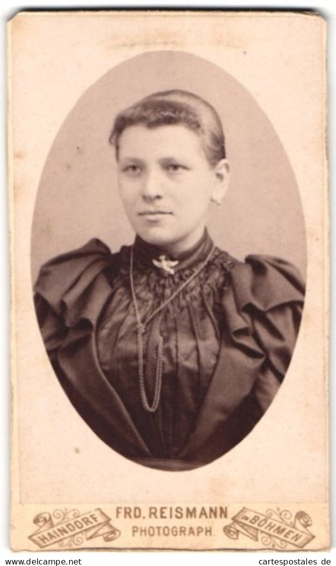 Fotografie Friedr. Reismann, Haindorf / Böhmen, Portrait Bildschöne Junge Frau Mit Brosche Und Halskette Am Blusenkr  - Anonyme Personen