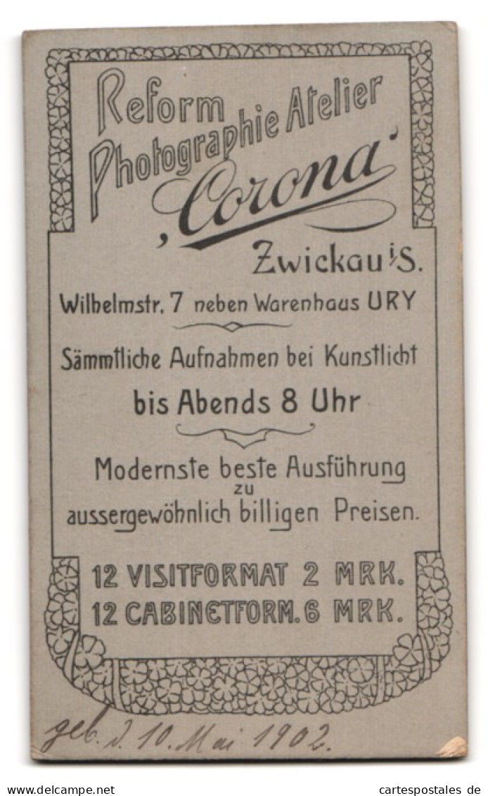 Fotografie Atelier Corona, Zwickau I. S., Wilhelmstr. 7, Portrait Süsses Kleines Mädchem Im Kleidchen Auf Fell Sitze  - Personnes Anonymes