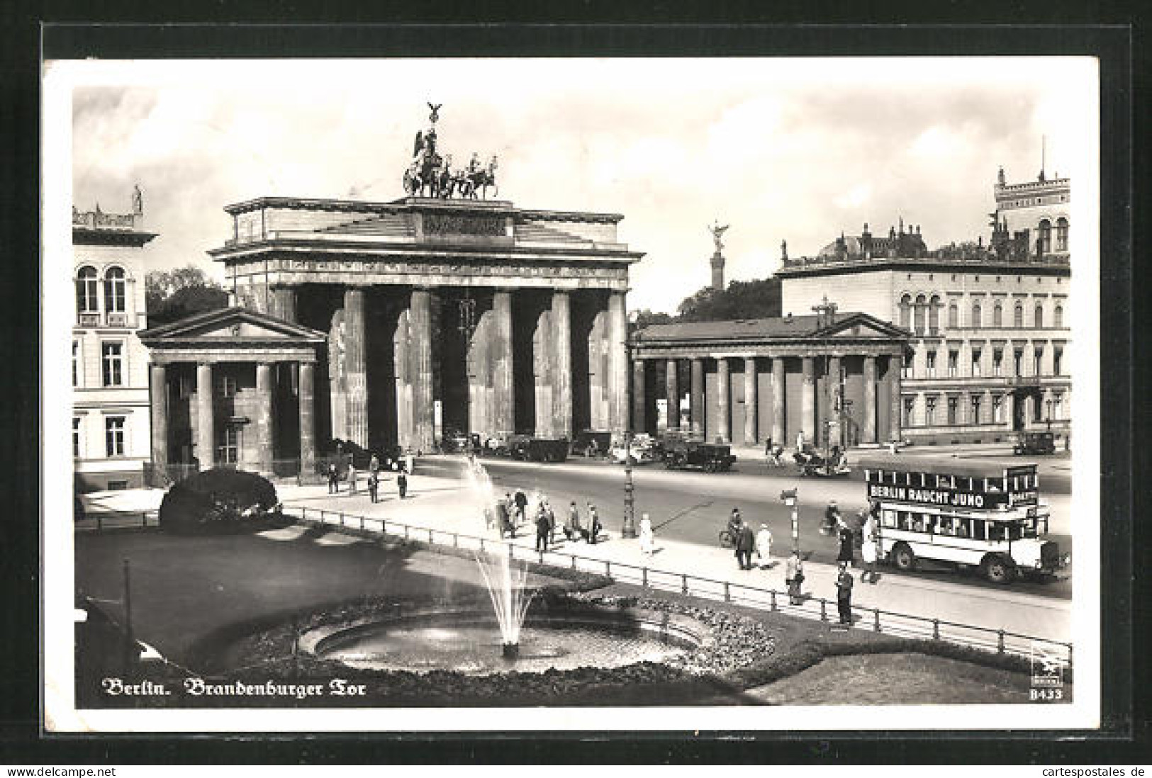 AK Berlin, Brandenburger Tor Mit Springbrunnen Und Bus  - Other & Unclassified