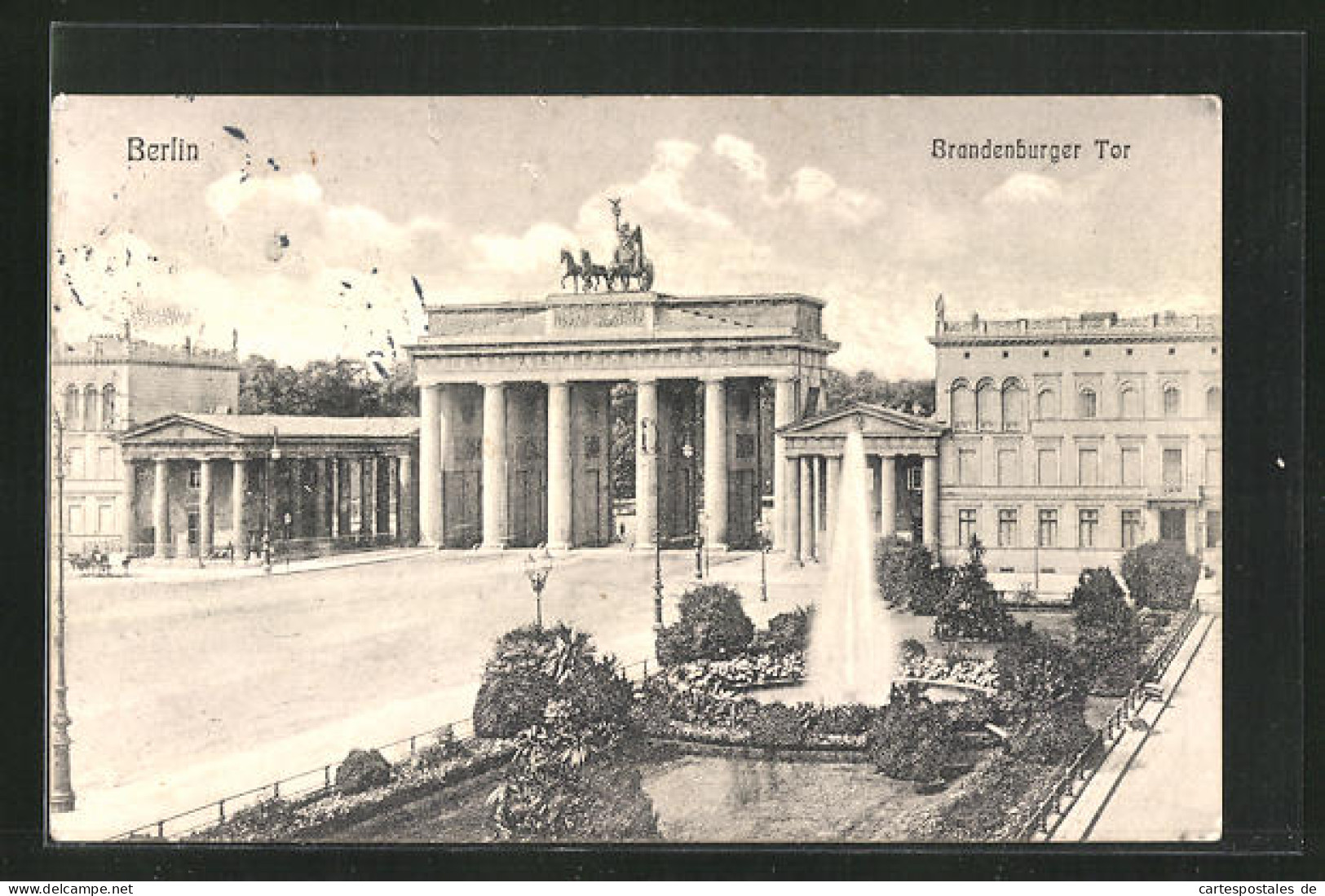 AK Berlin, Brandenburger Tor Mit Fontäne  - Andere & Zonder Classificatie