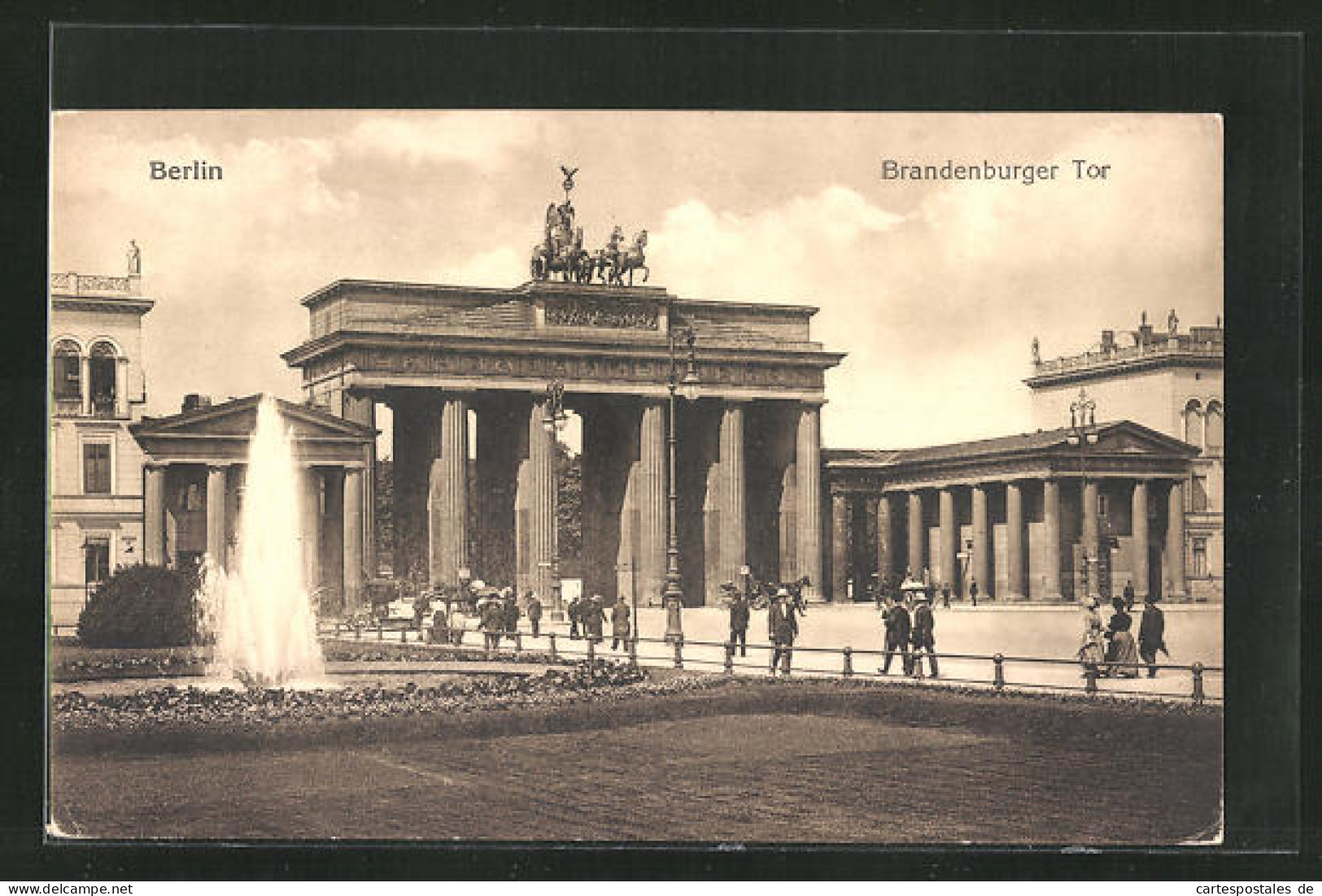 AK Berlin, Brandenburger Tor Mit Fontäne  - Sonstige & Ohne Zuordnung