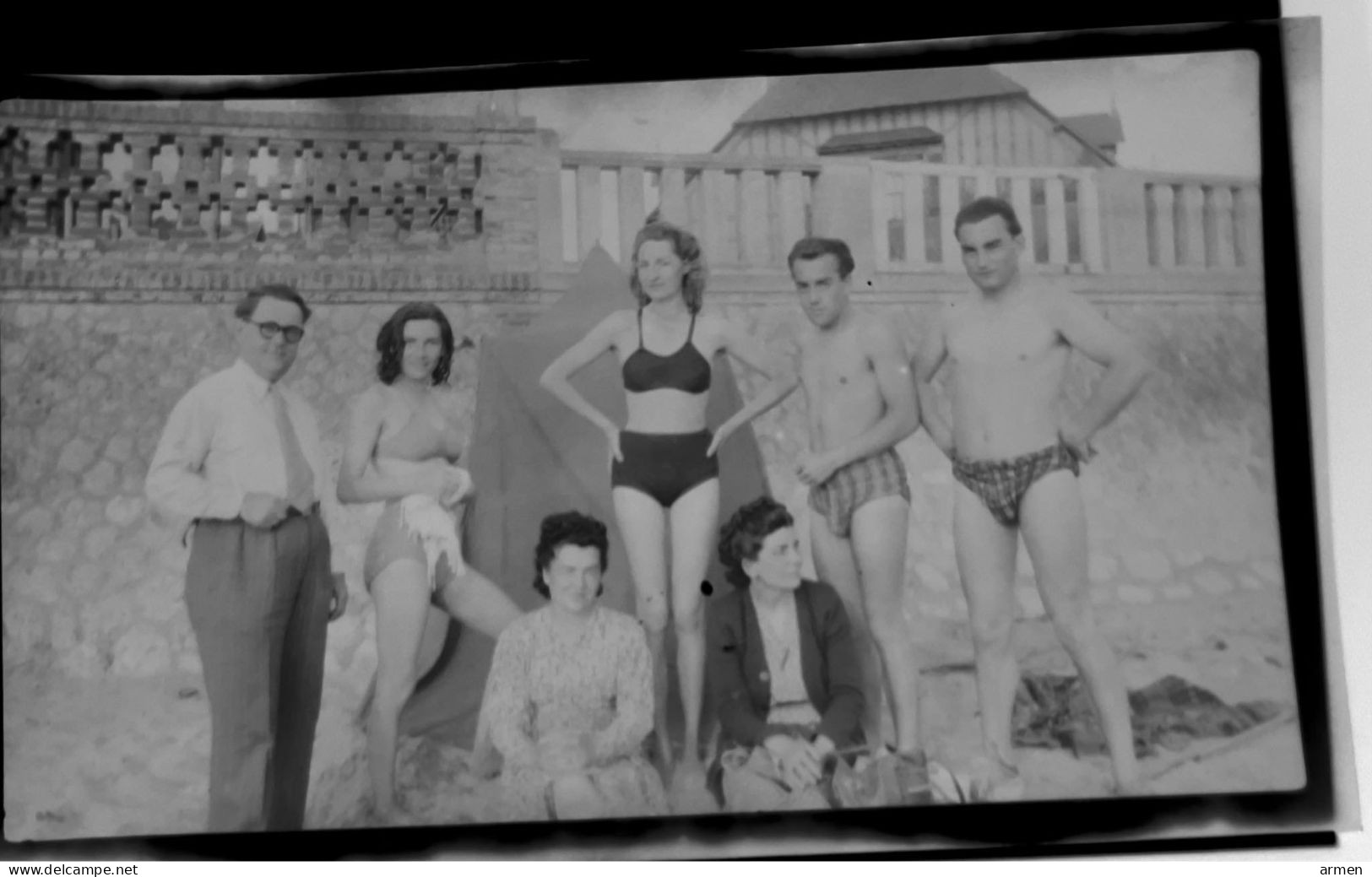 Négatif Film Snapshot -  PIN UP PLAGE  Famille Sur La Plage Hommes Torse Nu - Pin-ups