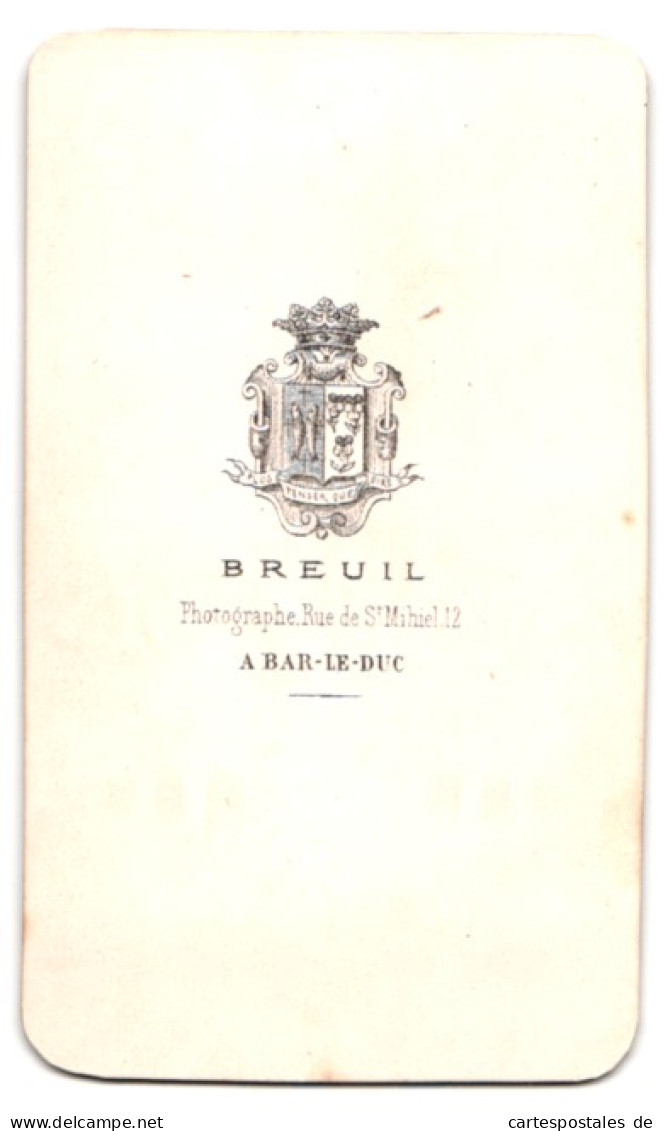 Photo Atelier Breuil, Bar-Le-Duc, 12 Rue De St. Mihiel, Junger Mann Lehnt Lässig Am Sessel Im Atelier  - Anonieme Personen