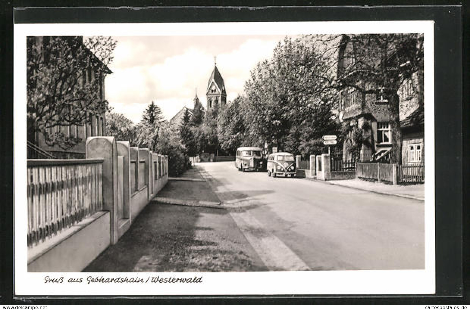 AK Gebhardshain /Westerwald, Strassenpartie Mit Automobilen, Kirche  - Andere & Zonder Classificatie