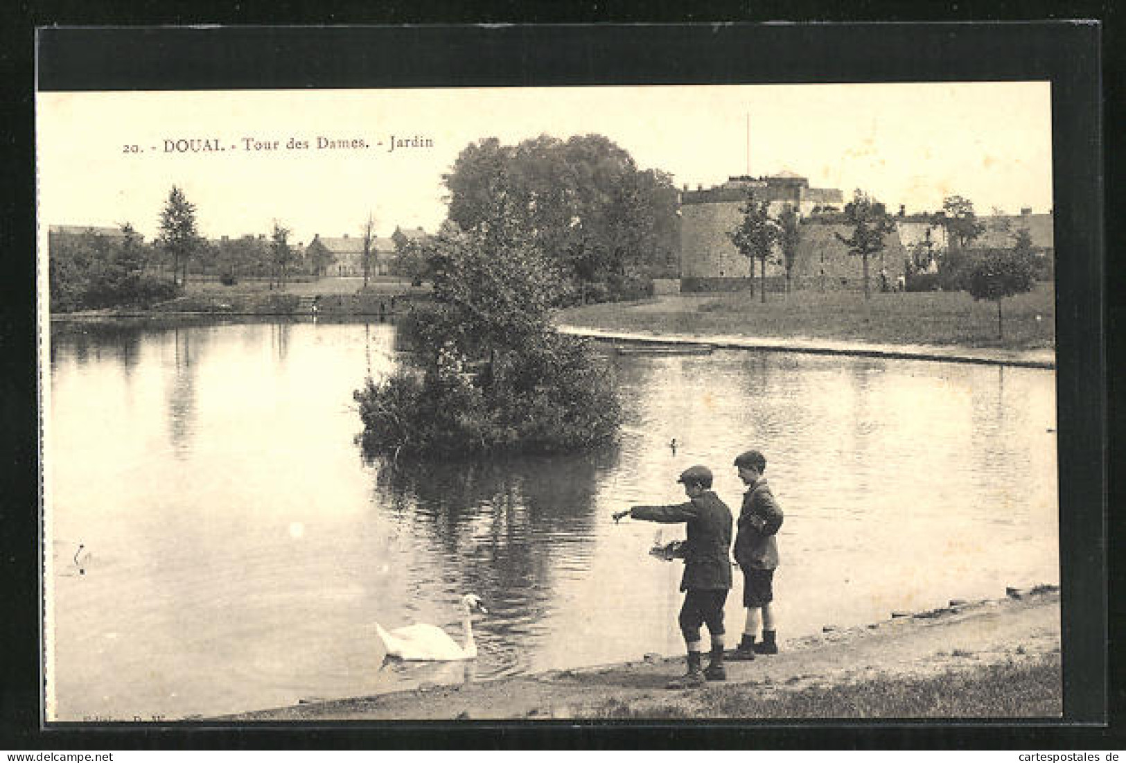 CPA Douai, Tour Des Dames, Jardin  - Douai