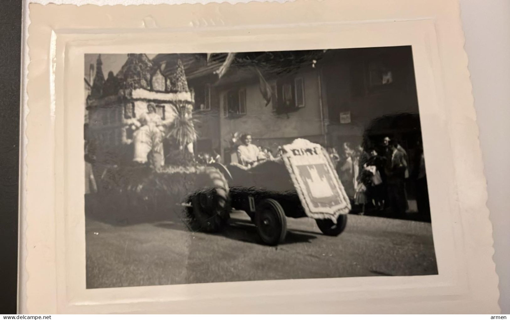 Real  Photo  La Cavalcade , Carnaval. Fete De Village -  Tracteur  Voiture - Lieux