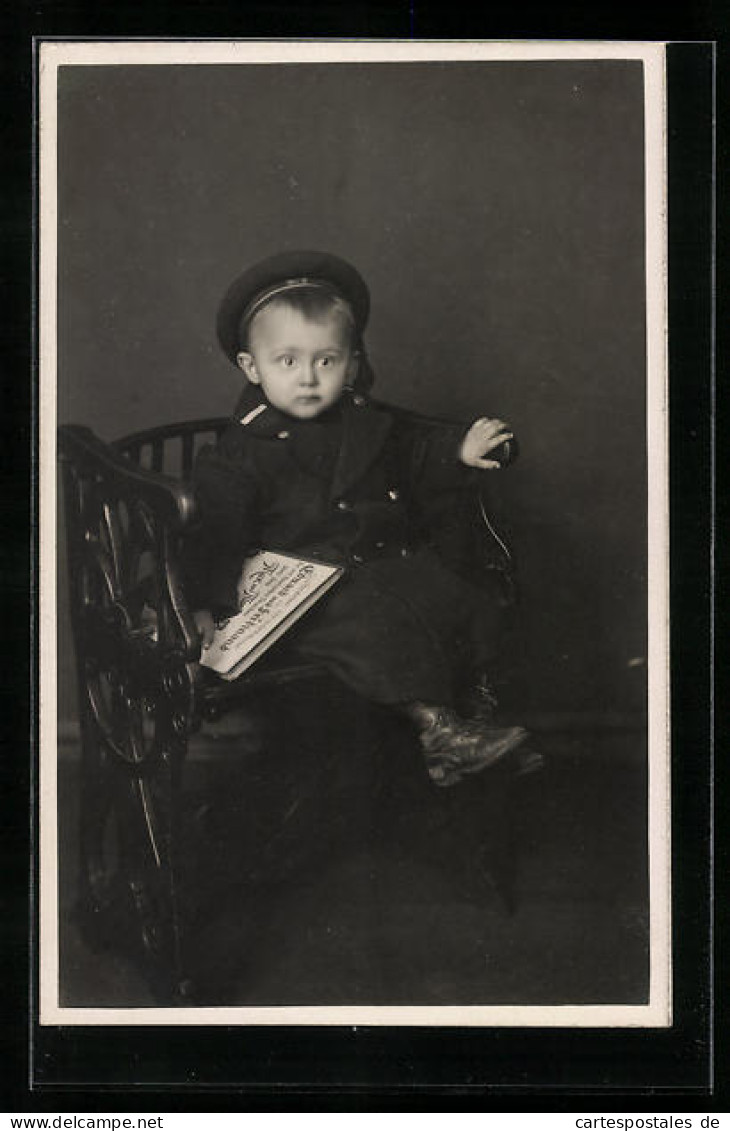 AK Kinder Kriegspropaganda, Junge In Uniform Auf Einer Bank Sitzend  - War 1914-18