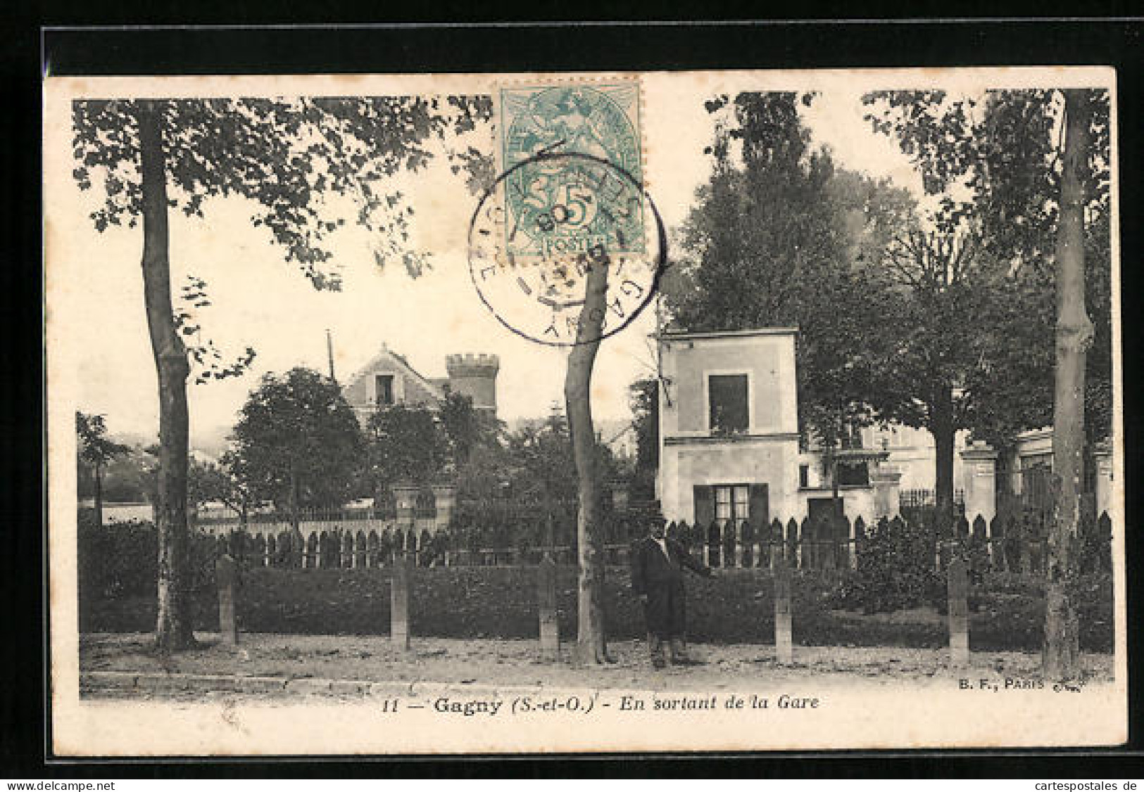 CPA Gagny, En Sortant De La Gare  - Gagny
