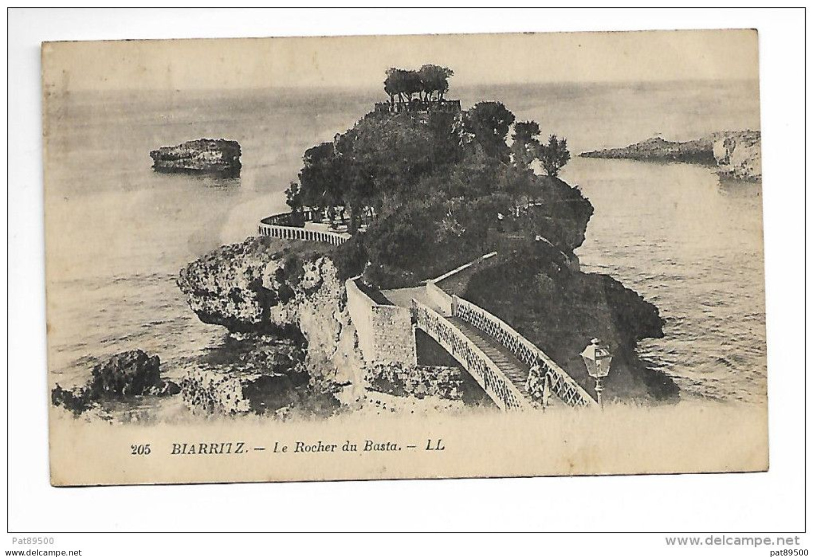 64 BIARRITZ N° 205 : Le Rocher Du Basta / CPA LL Voyagée 1928 / Timbre Absent / - Biarritz