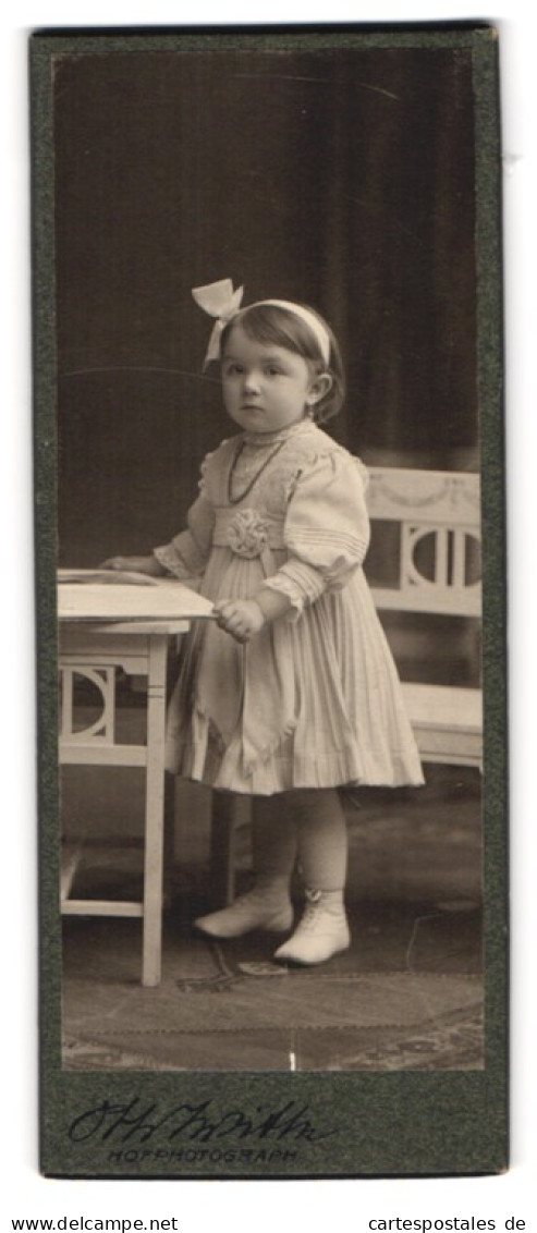 Fotografie Otto Witte, Berlin, Skalitzerstrasse 54, Mädchen Im Kleidchen Mit Schleife Im Haar  - Anonieme Personen