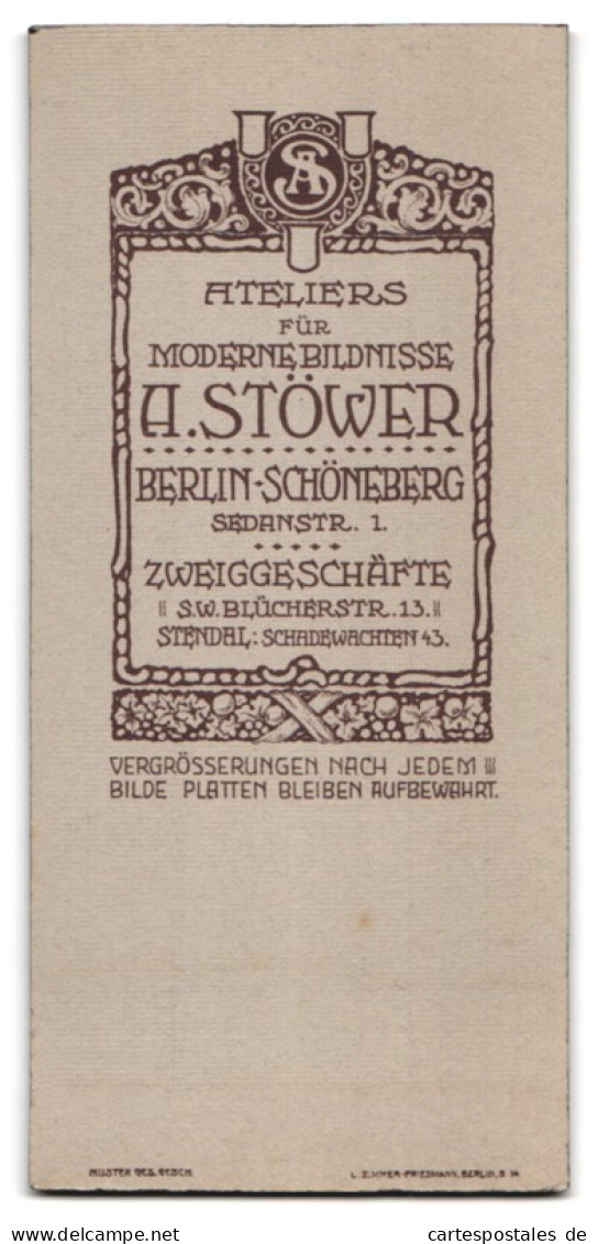 Fotografie Alfred Stöwer, Berlin-Schöneberg, Sedanstrasse 1, Bub Im Anzug Mit Gesteck Am Revers Und Melone  - Personnes Anonymes